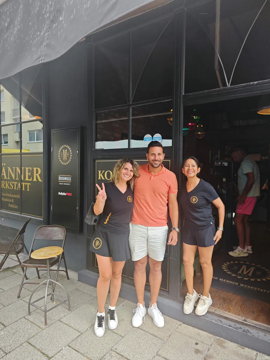 Gast mit dem Team vor der Männer Werkstatt