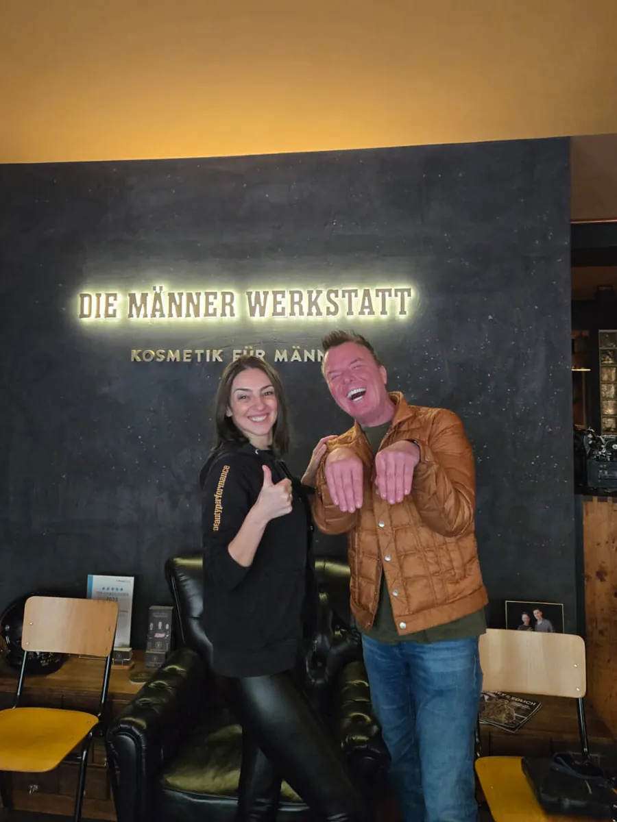 Gast mit einer Mitarbeiterin in der Männer Werkstatt
