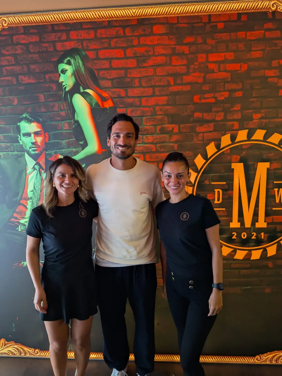 Gast mit dem Team der Männer Werkstatt