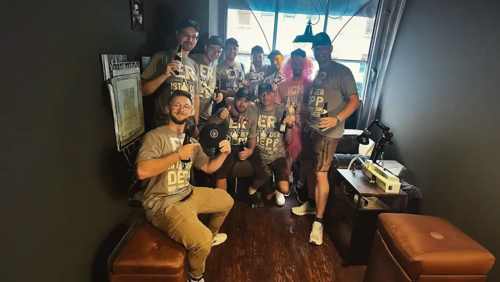 Junggesellenabschied in München: Gruppe von Männern in gleichen Shirts im Studio der Männer Werkstatt