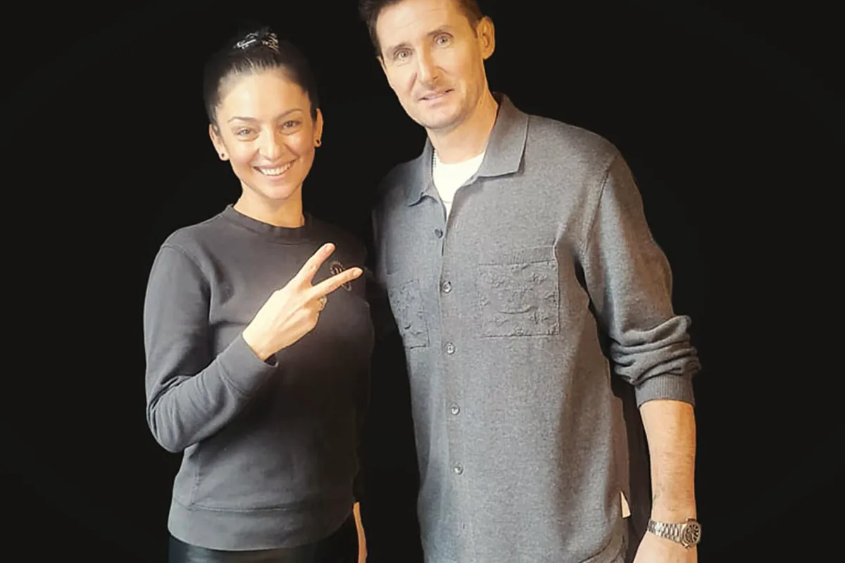 Weltmeister Miroslav Klose mit einer Kosmetikerin der Männer Werkstatt