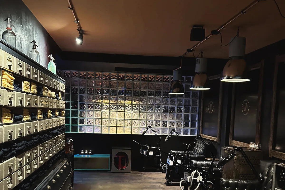 Studio der Männer Werkstatt in der Amalienstraße mit Regalwand, Glasbausteinen und Friseurplätzen