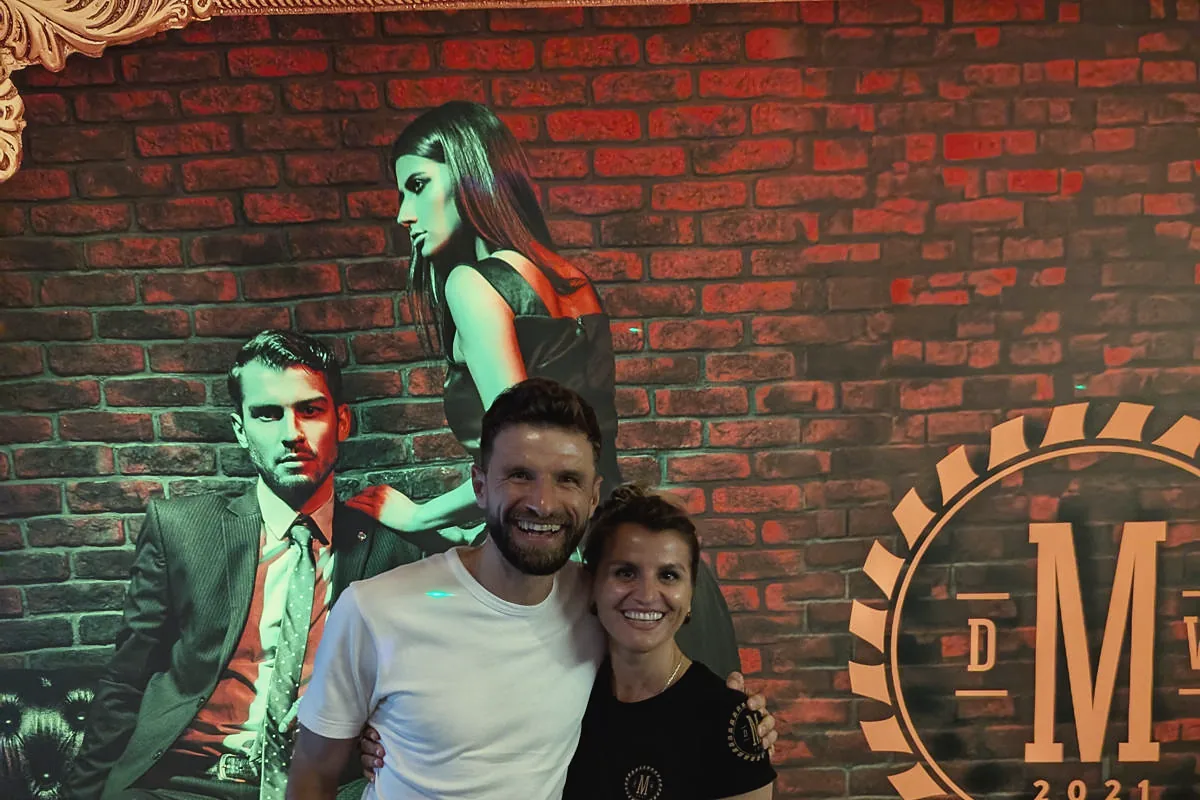 Für Fußball-Papas: Thomas Müller mit einer Mitarbeiterin vor der Backsteinwand der Männer Werkstatt