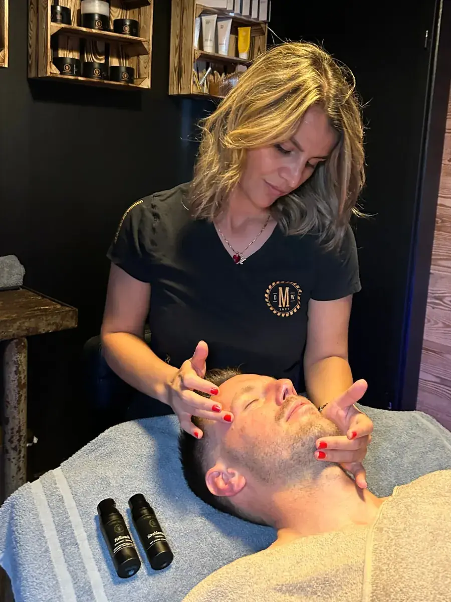 Gesichtsbehandlung mit Massage in der Männer Werkstatt