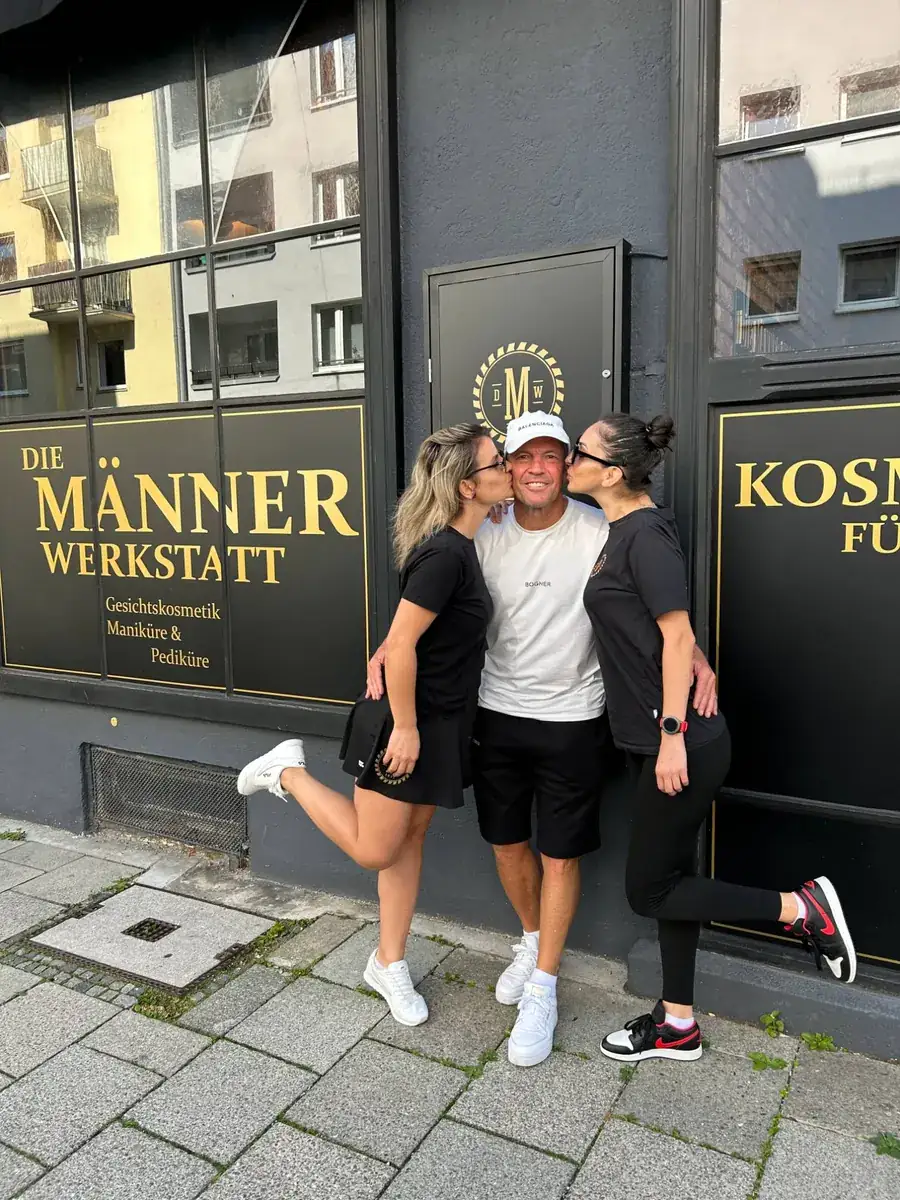 Besuch vor dem Studio der Männer Werkstatt in München