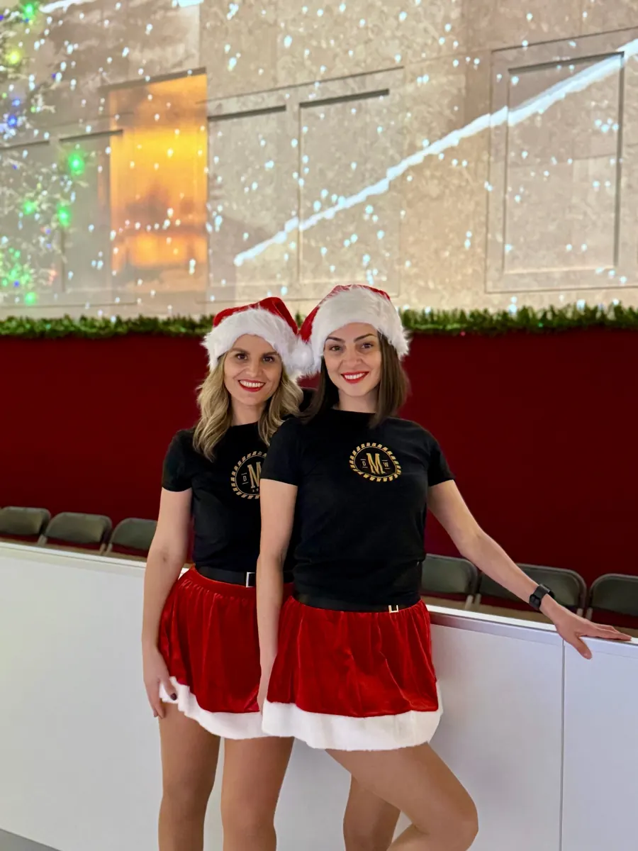 Zwei Mitarbeiterinnen der Männer Werkstatt zur Weihnachtszeit