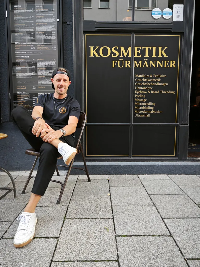 Mitarbeiterin vor dem Studio der Männer Werkstatt – Kosmetik für Männer