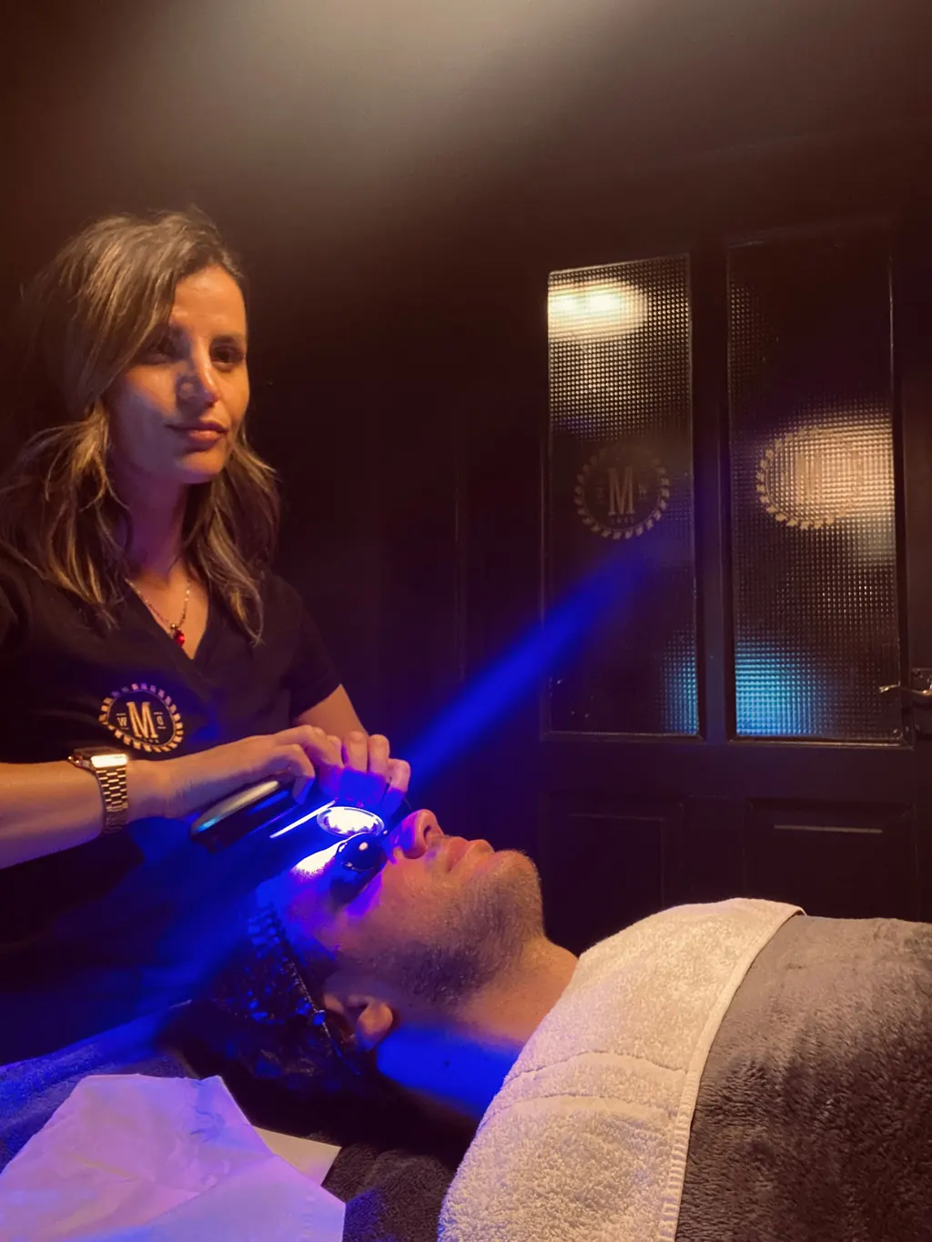 Gesichtsbehandlung mit LED-Licht in der Männer Werkstatt München